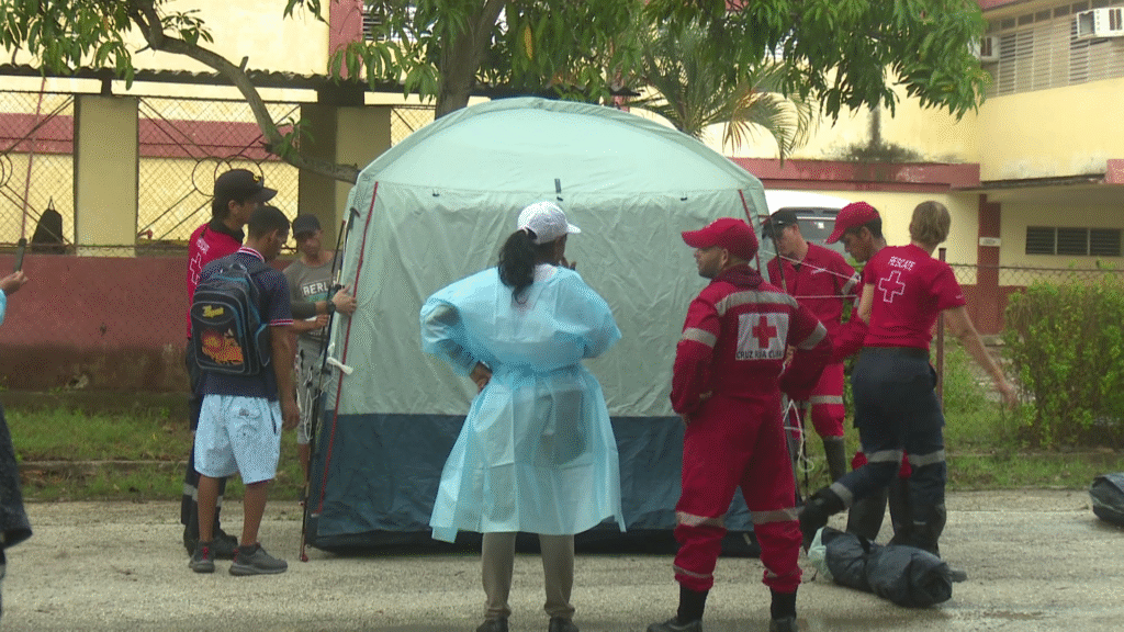 Instalan hospital móvil donado por la India para apoyar atención de salud en Río Cauto