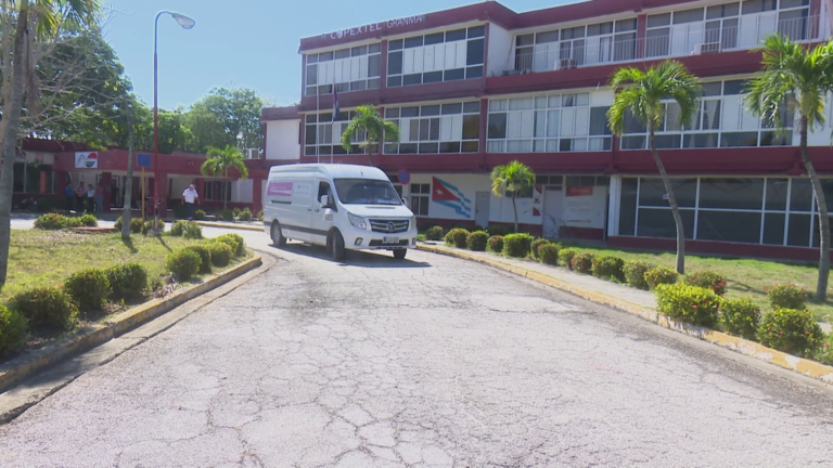 Garantiza Copextel instalación de paneles solares a trabajadores de sectores priorizados en Granma