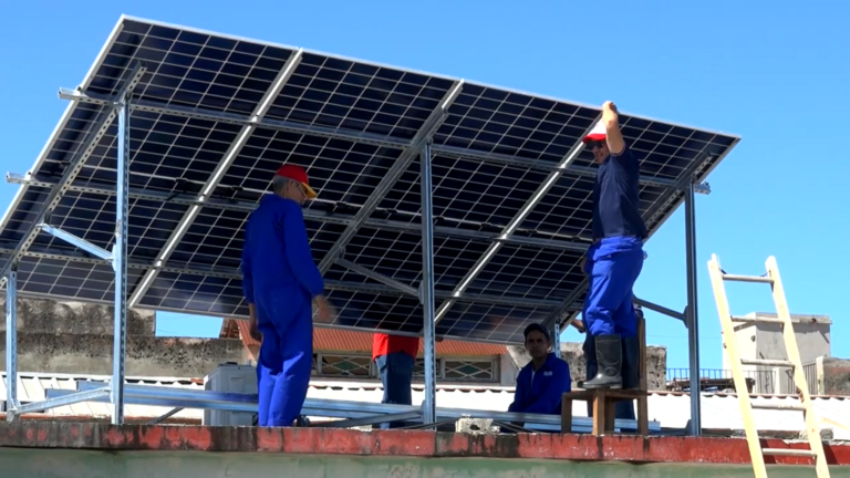 Se benefician emisoras de Granma con instalación de paneles solares