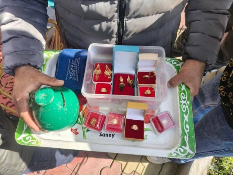 Ciudadanos indios donan oro, plata y dinero en apoyo a Irán