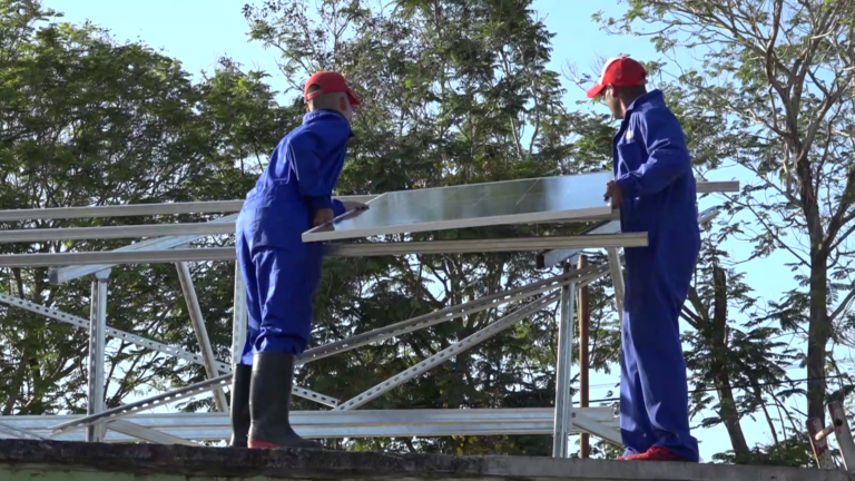 Garantizan vitalidad en instituciones sanitarias de Niquero con el montaje de paneles solares