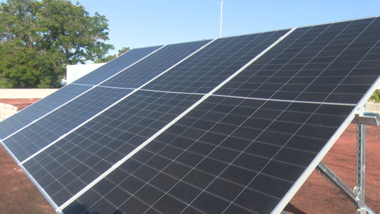 Avanza la instalación de módulos fotovoltaicos en instituciones de salud en Granma.