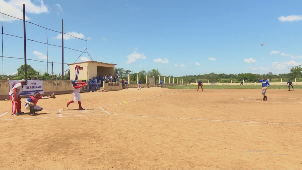 Realizan encuentro amistoso de softball en saludo al Primero de Mayo(+Video)
