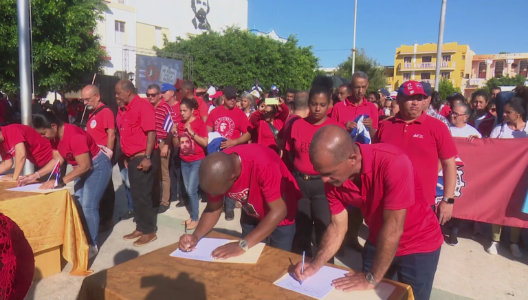 Rememoran en Granma aniversario 65 de la Victoria de Playa Girón.