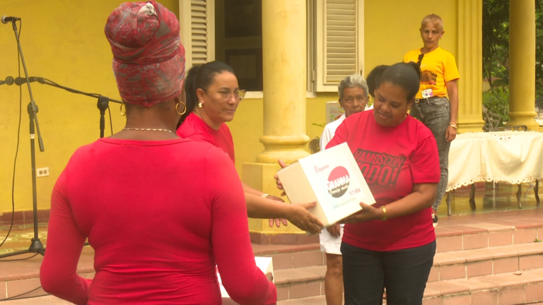 Realizan en Bayamo, entrega de rúbricas estampadas por diversas generaciones