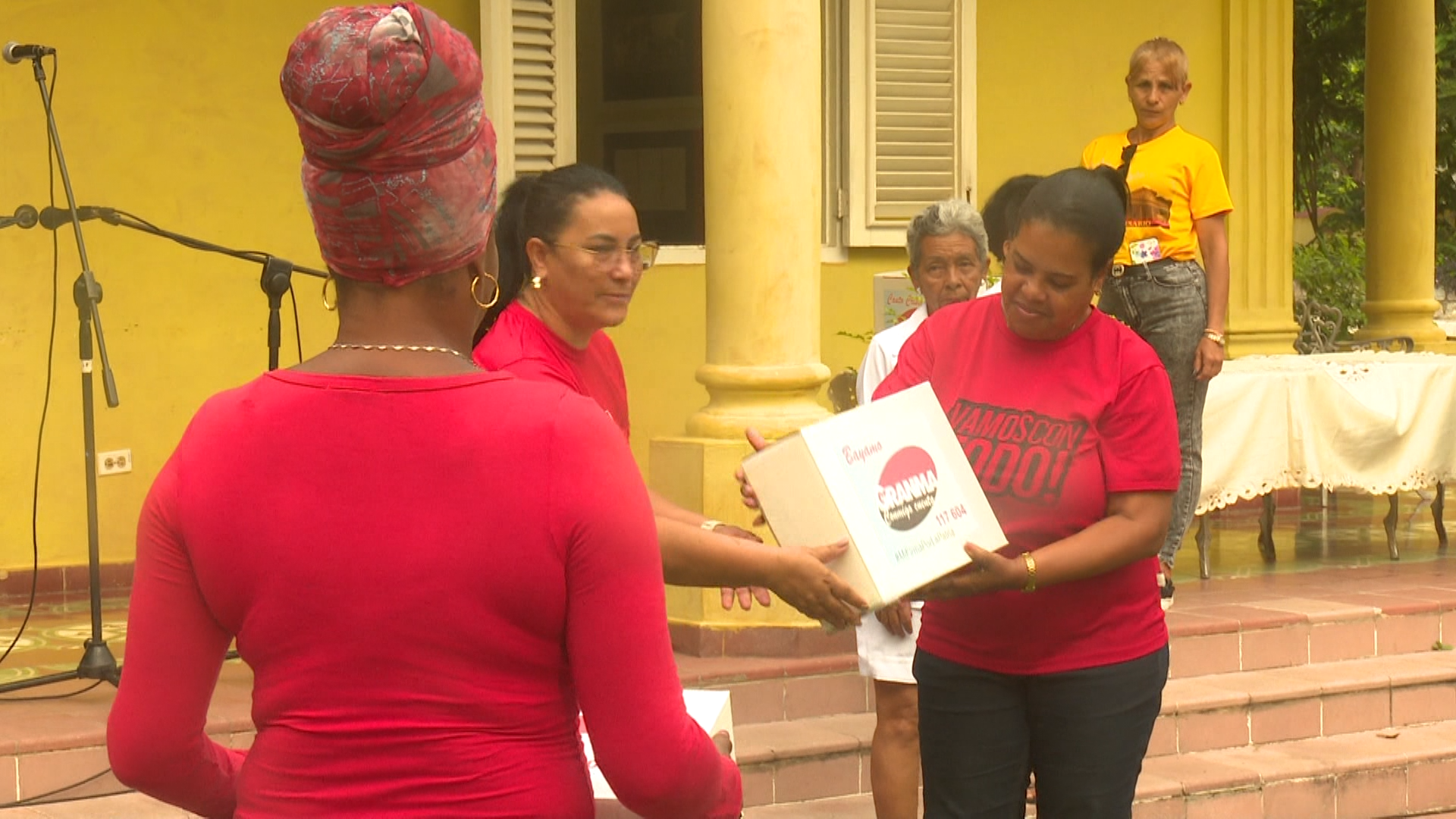 Realizan en Bayamo, entrega de rúbricas estampadas por diversas generaciones