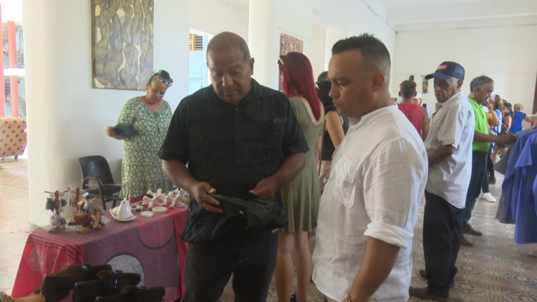 Convergen diversas opciones culturales y comerciales en feria de artesanías ¨Arte para Papá¨