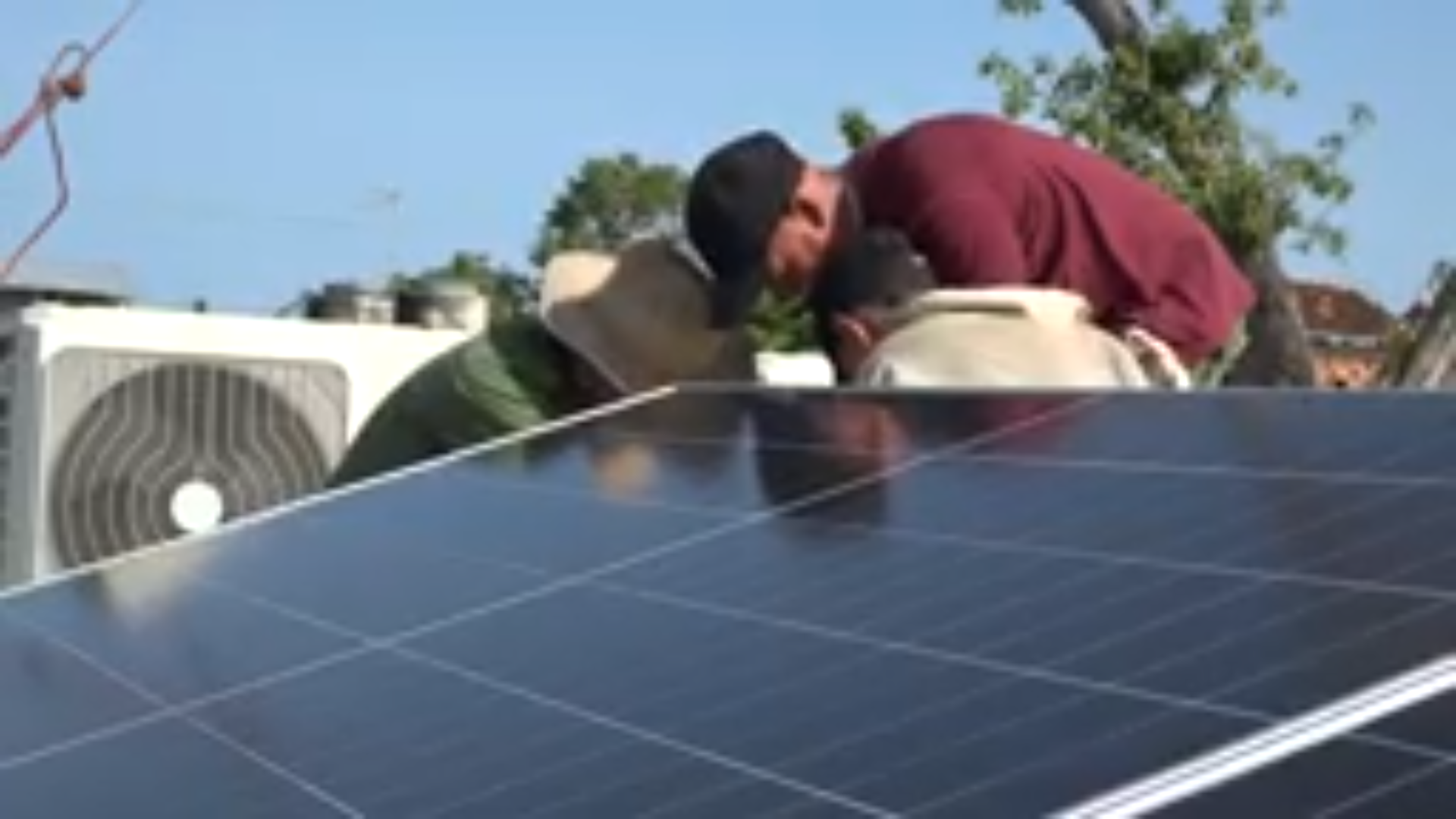 Instalan estructuras fotovoltaicas en la empresa telefónica de Niquero