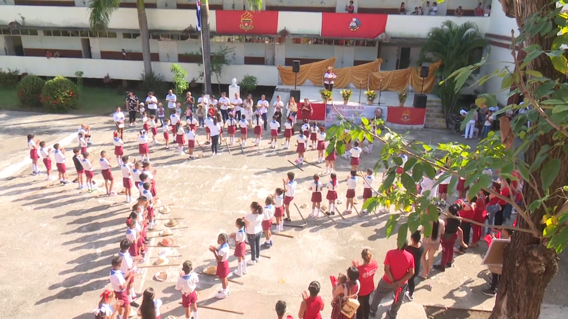 Reciben educandos granmenses su pañoleta roja