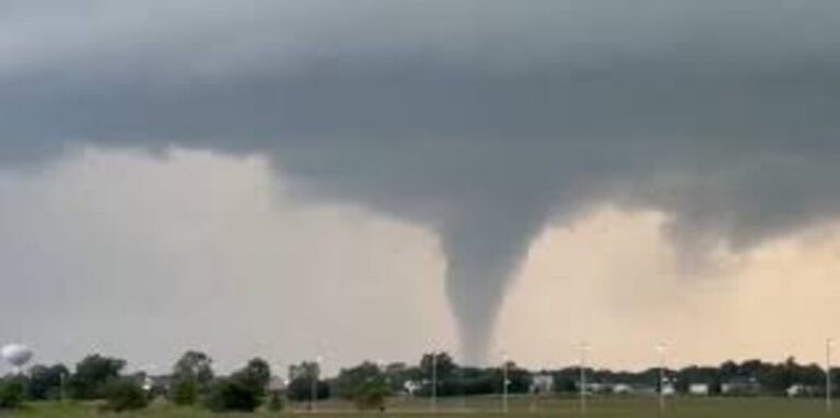 Tornados en Estados Unidos golpearon Missouri e Illinois