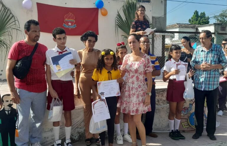 Educación primaria gradúa estudiantes del sexto y preescolar en Manzanillo