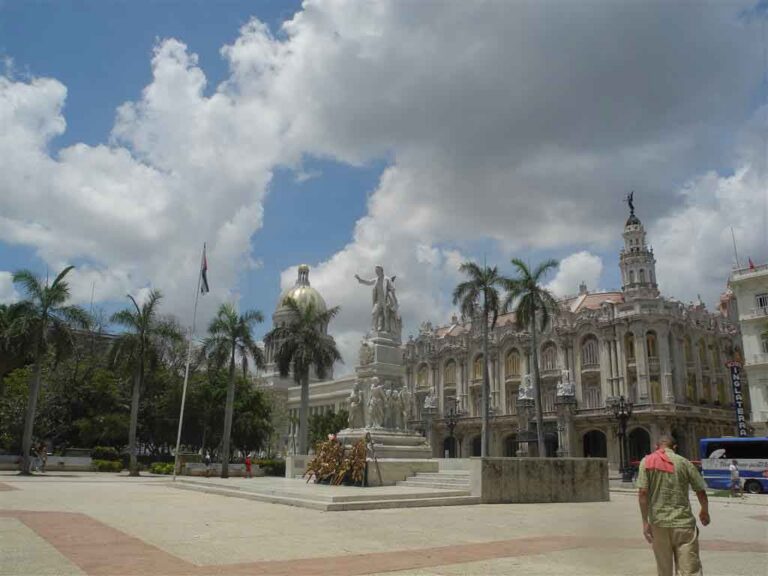 Martí de mármol, eje de atención en Cuba
