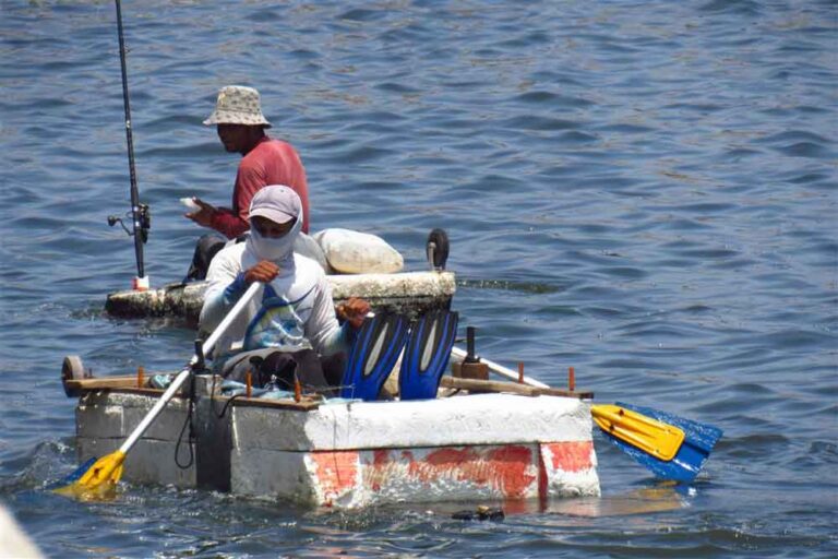Ingenio de una singular flota de pescadores de Cuba