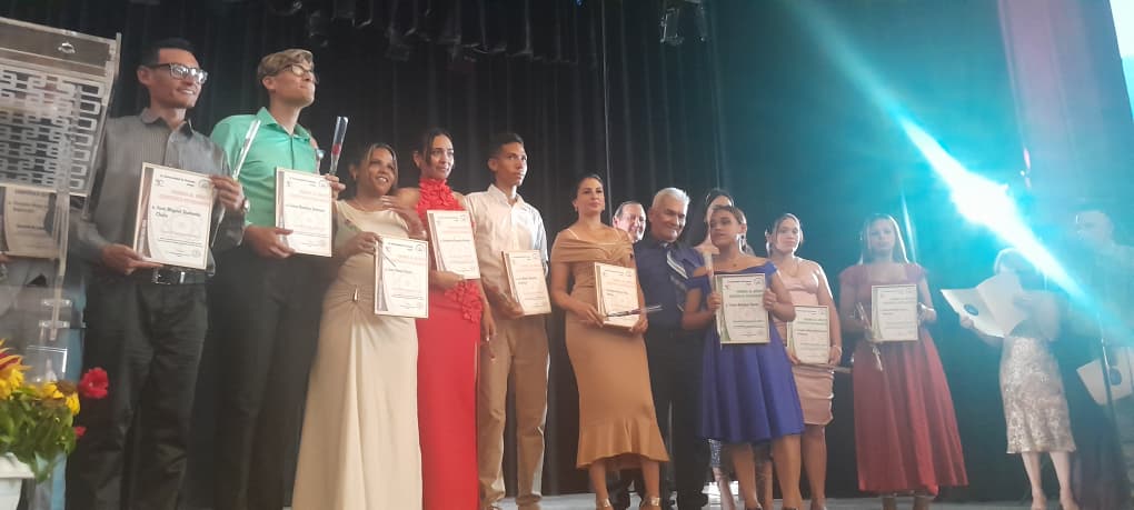 Celebran graduación de estudiantes manzanilleros de la Universidad de Granma