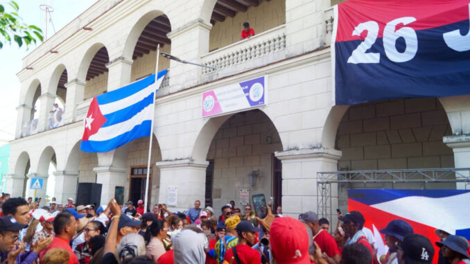Reconocen esfuerzo del pueblo manzanillero