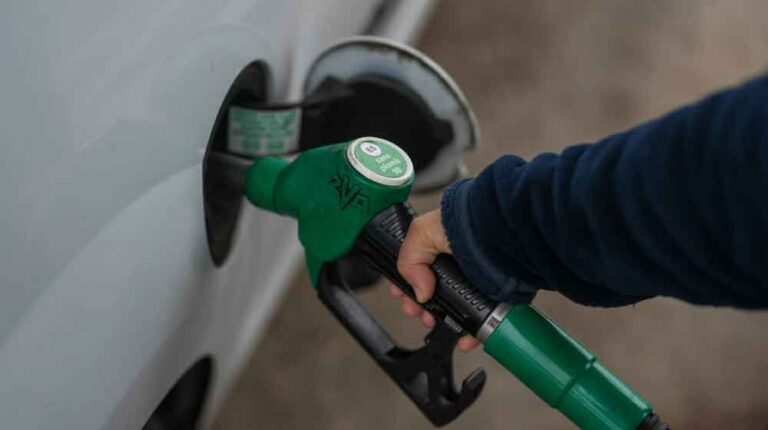 Preocupación en Francia por precio disparado de combustible